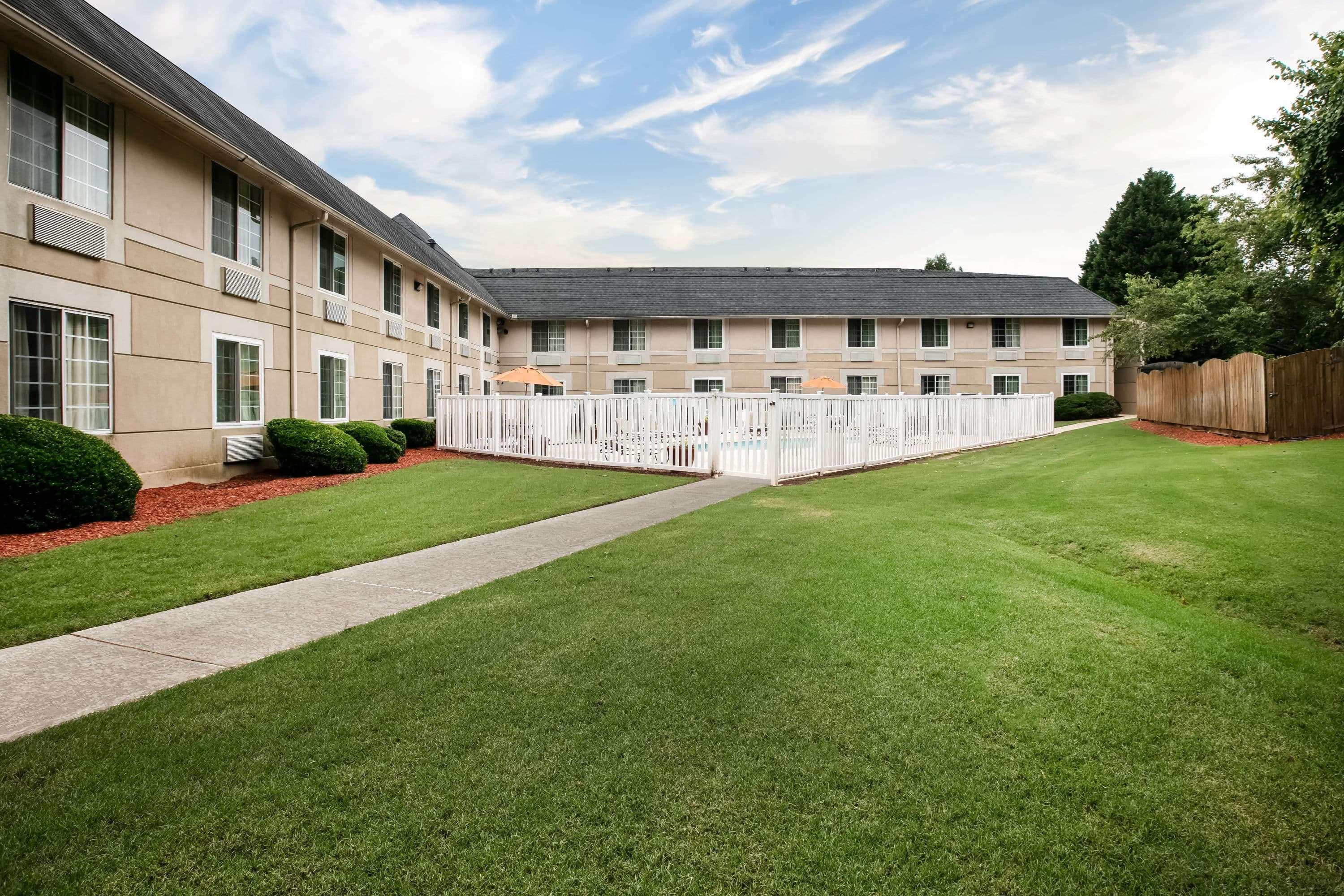 Baymont Inn & Suites Braselton Exterior photo
